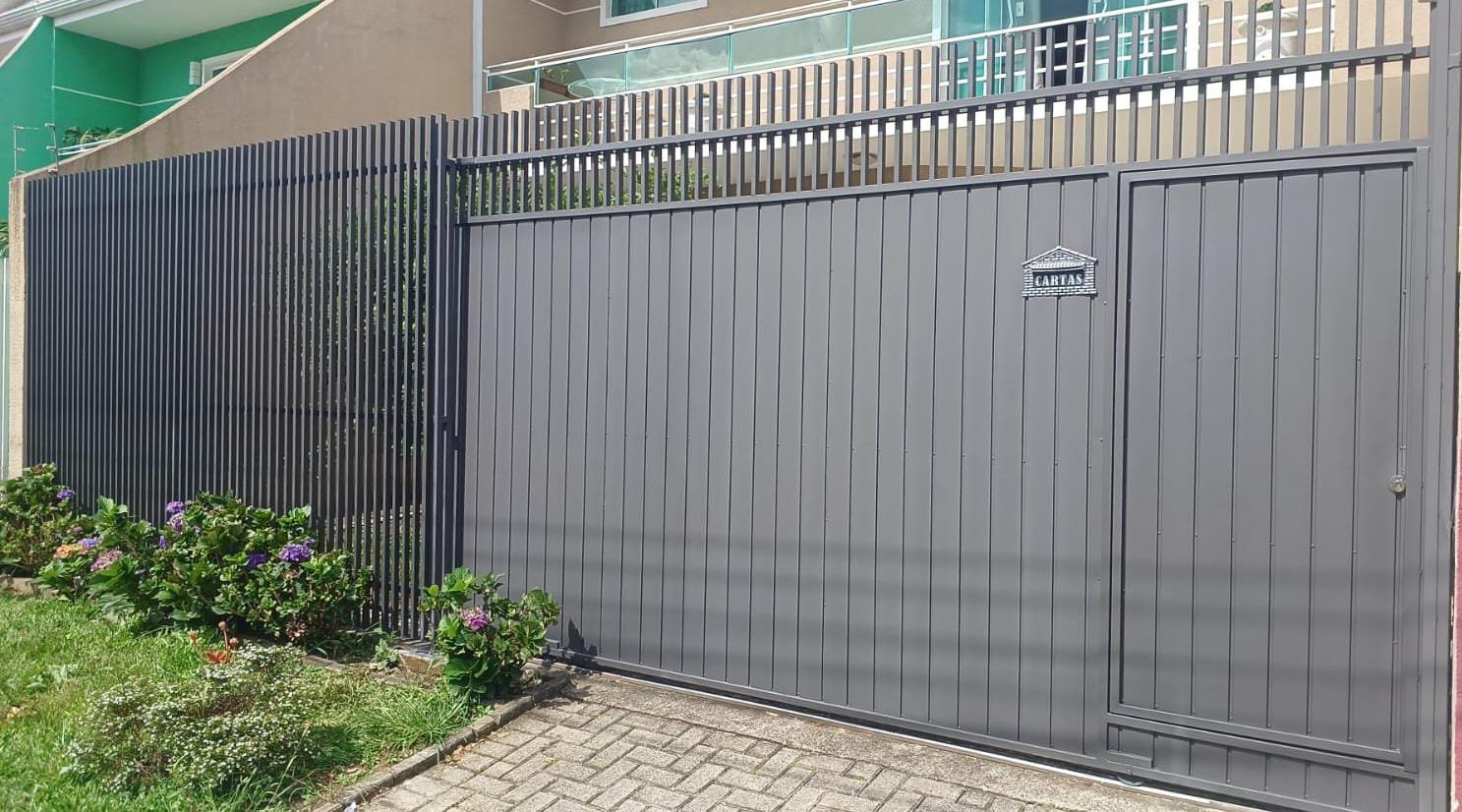 Portao Deslizante com Portao Social em metalon galvanizado - Metalurgica Bom Jesus Curitiba