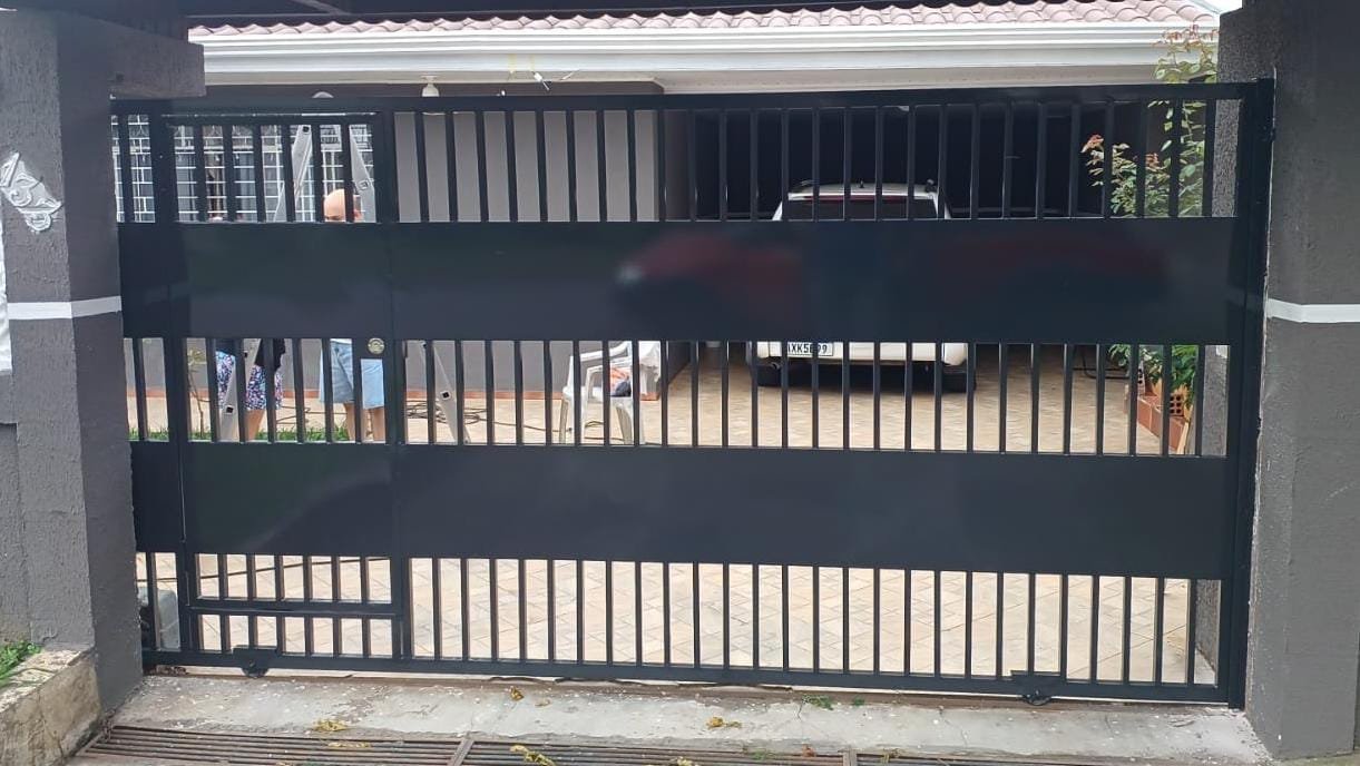 Grade de Frente com Portao Deslizante em metalon galvanizado - Metalurgica Bom Jesus